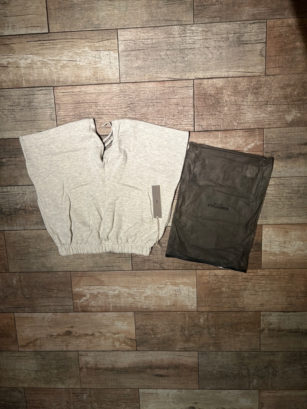 Essentials shorts - Picture 3 of 3
